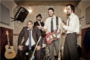 Falsos Modernos 01 (foto de Leonardo Monteiro) small