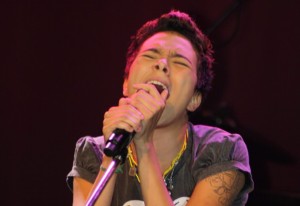 maria-gadu-cantando2