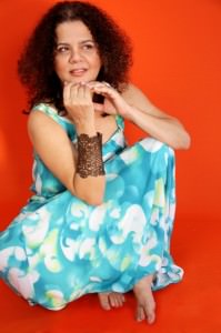 Primeiro disco de Sandra Simões revela a personalidade musical da artista, que transita entre ritmos diversos como compositora e intérprete