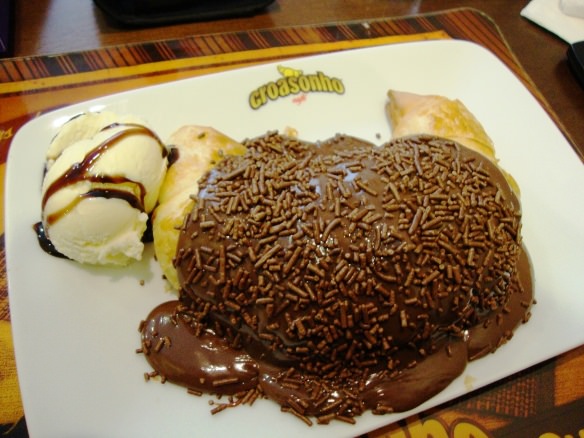 croasonho brigadeiro com sorvete de favos de baunilha