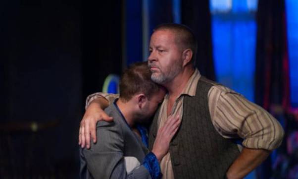 John Lacy em cena de 'Gata em teto de zinco quente' - Reprodução