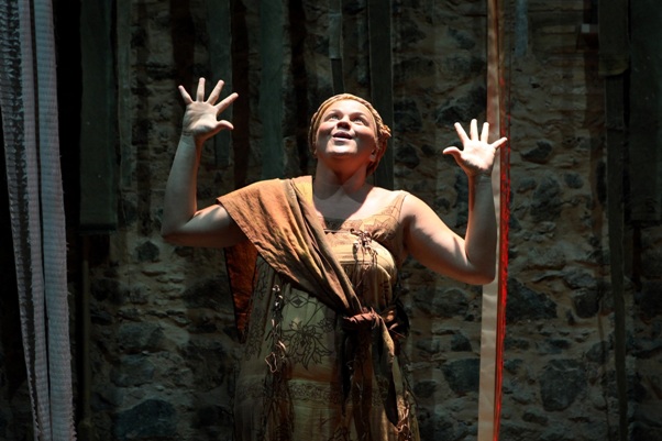 A TEIA DE ANANSE do grupo Teatro Griô. Espetáculo inspirado em contos e mitos de matriz africana. Autoria e direção de Rafael Morais, co-autoria e atuação de Tânia Soares. Fotografia de Márcio Lima.