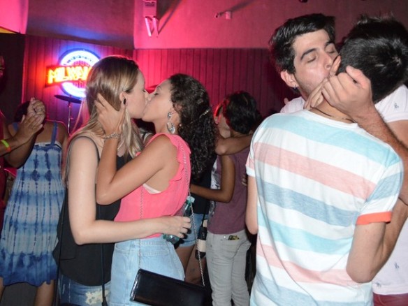 Casais se beijam dentro de bar em Ribeirão contra suposto caso de homofobia (Foto: Fernanda Testa/G1)
