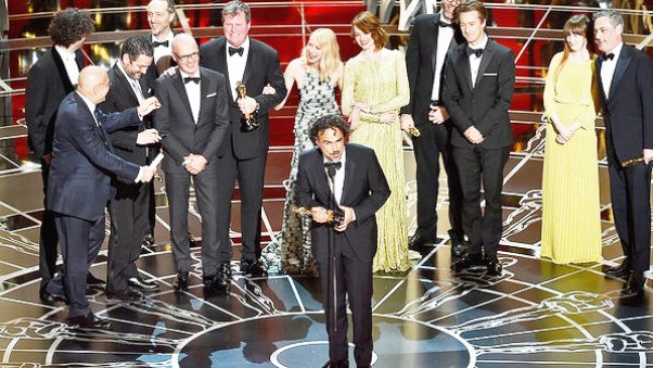 Alejandro Gonzáles Iñárritu com o Oscar de melhor filme por 'Birdman' (Foto: AFP)