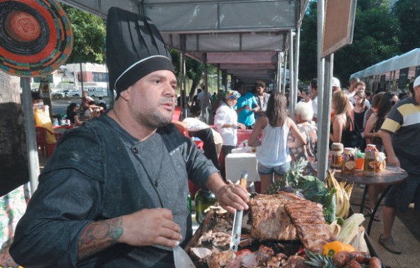 O chef Jorge Moura, craque da comida mexicana, comemora: ‘O sol estava escondido porque não tinha feira’ (Foto: Betto Jr)