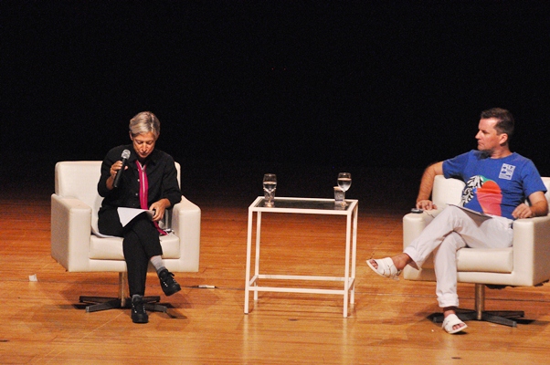 Leandro ao lado de Judith Butler no TCA (Foto: Genilson Coutinho)