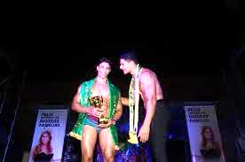 O Mister 2014, Rodrigo Pereira, passa a faixa para seu sucessor no estado do Rio de Janeiro. Foto: Reprodução Portal Acessa