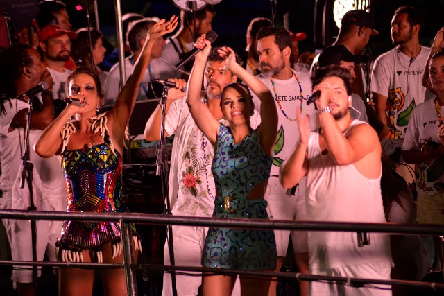 Dupla Thaeme e Thiago contando com Ivete em frente do Camarote Bar Bahma (Foto: Elias Dantas/ Agência Haack)