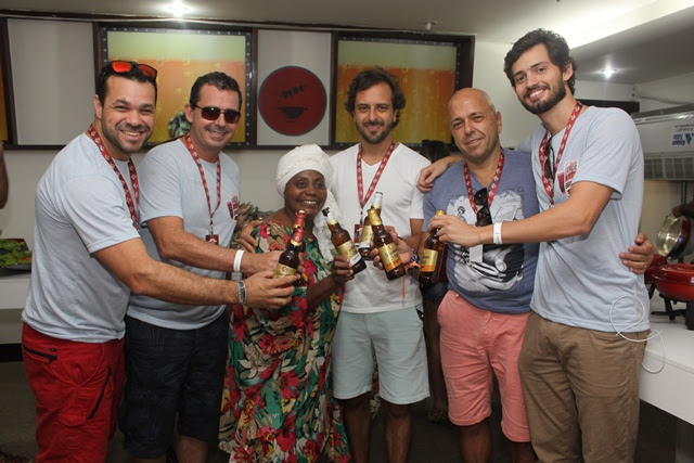 A direção do Camarote Bar Brahma brinda sucesso com a quituteira Dadá. Da esqueda para direita: Péricles Douglas, Guilherme Marconi, Dadá, Cairê Aoas, Álvaro Aoas e Gui Marconi (filho). (Foto: Veri Lopes/ Divulgação)