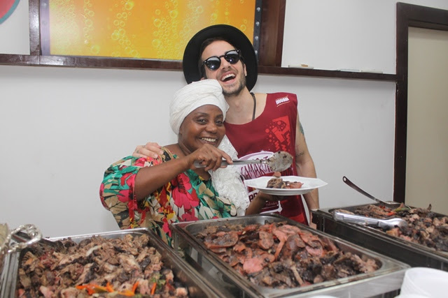 Dadá serve pessoalmente o cantor Fiuk (Foto: Veri Lopes/ Agência FPontes)