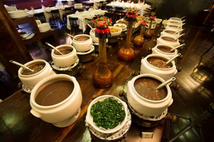 Servida das 11h30 às 16h, feijoada é acompanhada por buffet de salada, sobremesas e batidas livres