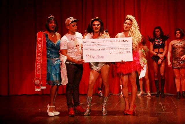 (Ryslen Sthaufher recebendo o prêmio Top Drag Porto Seguro 2016)