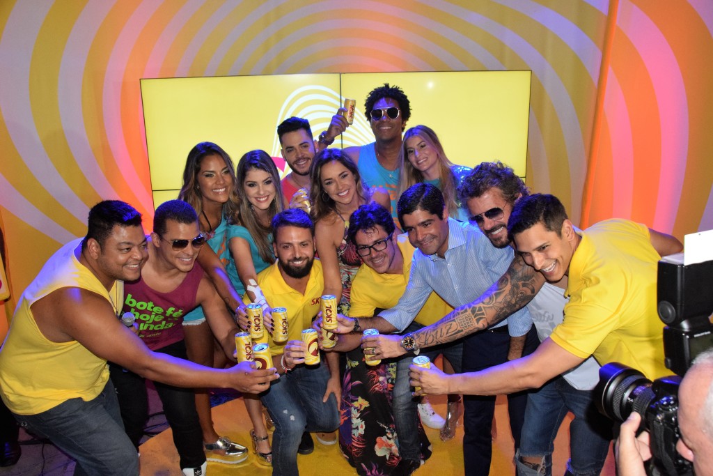 Os artistas e o prefeito Acm Neto e representantes da Skol Foto: Genilson Coutinho
