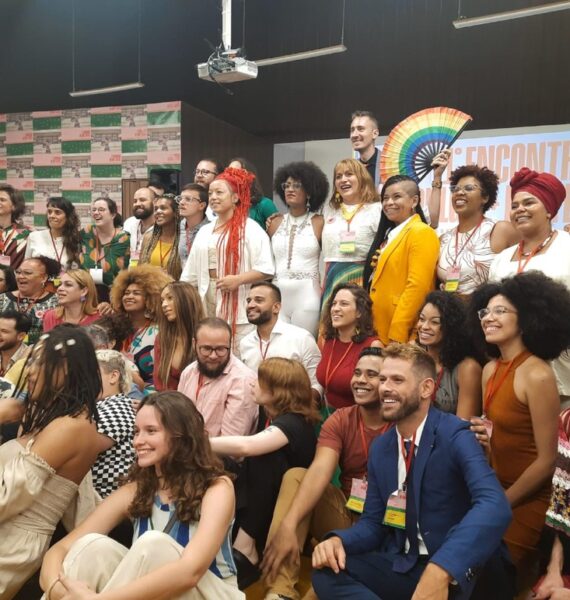 ‘Meninos, meninas e menines podem usar rosa e azul agora’, diz secretária de defesa dos direitos LGBTQIA+ - Dois Terços